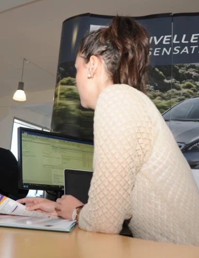 Agent de collectivité travaillant dans un espace vert